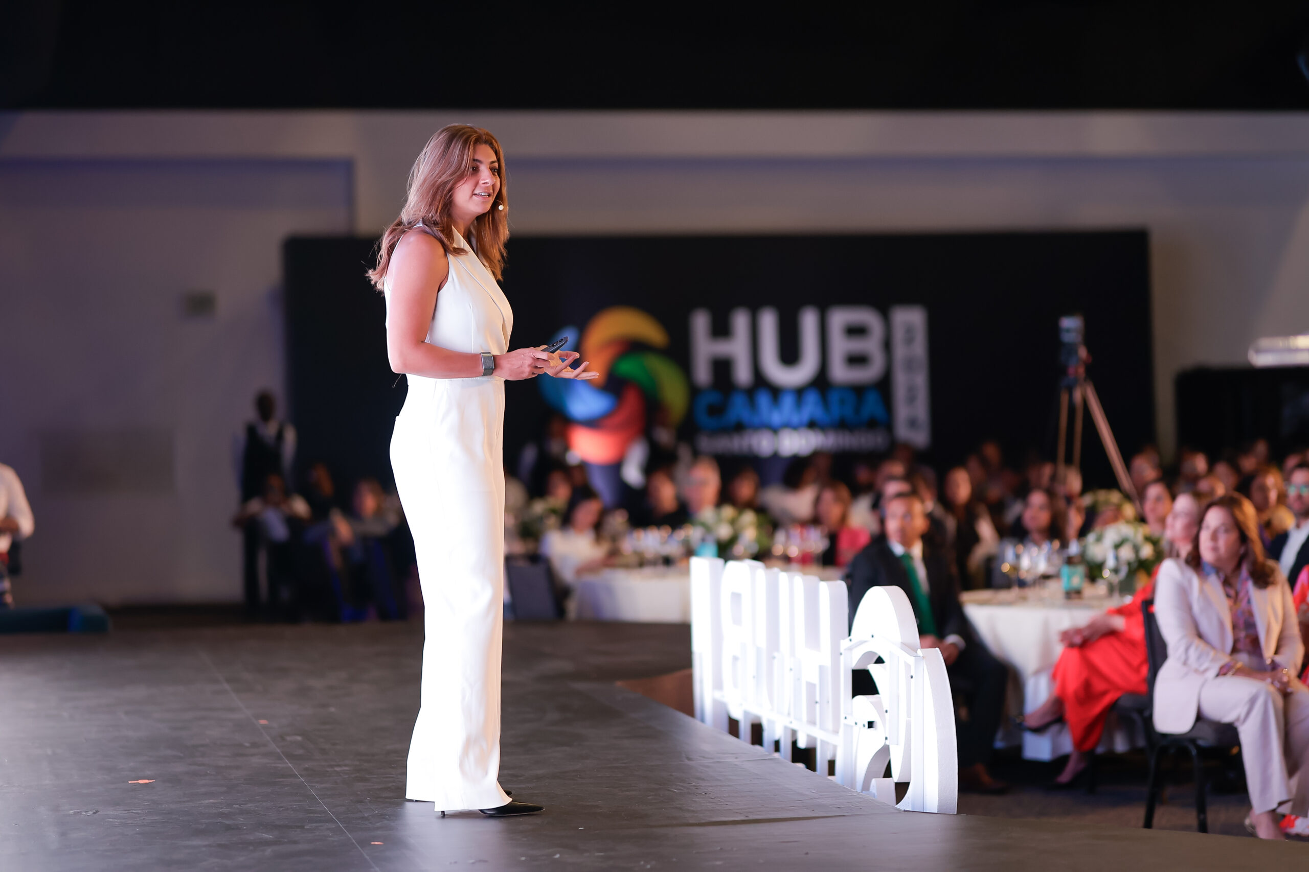 Rana El Kaliouby ofrece charla magistral en HUB Cámara Santo Domingo 2024