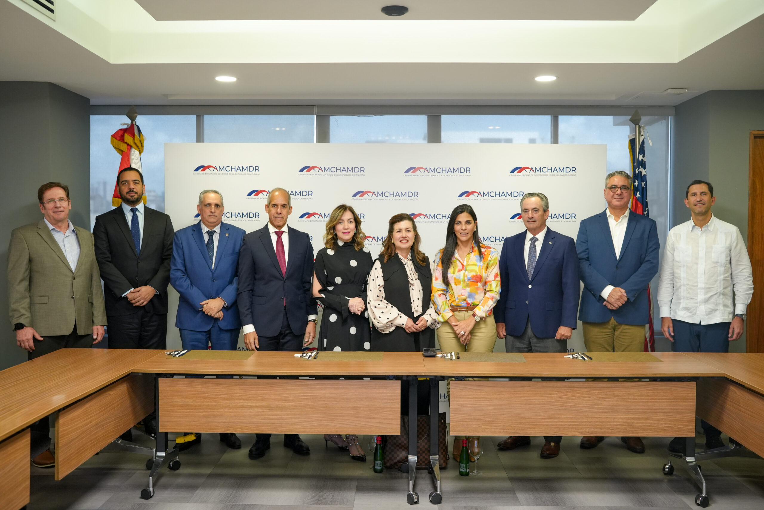 Houellemont se reúne con directiva de la AMCHAMDR