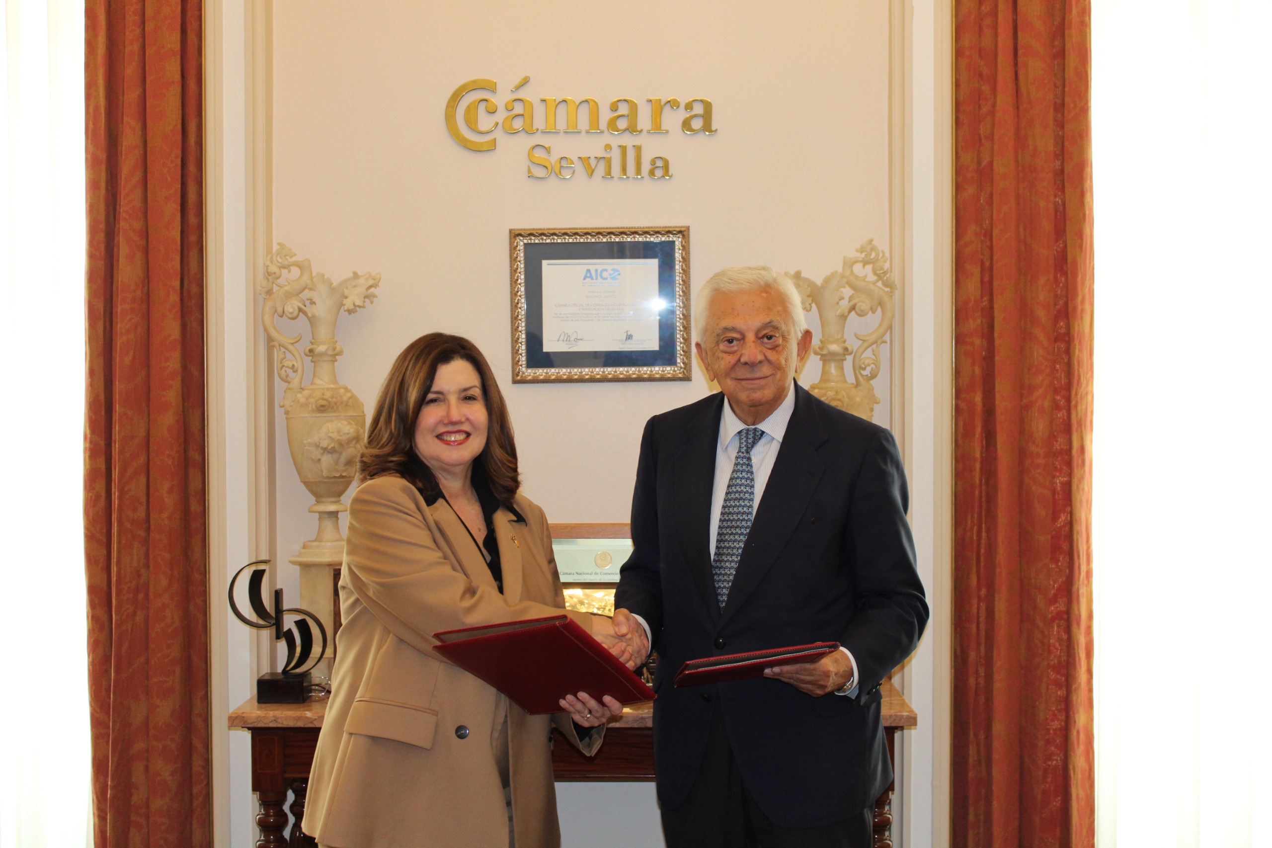 Firman acuerdo para fomentar relaciones comerciales entre empresas de Santo Domingo y Sevilla