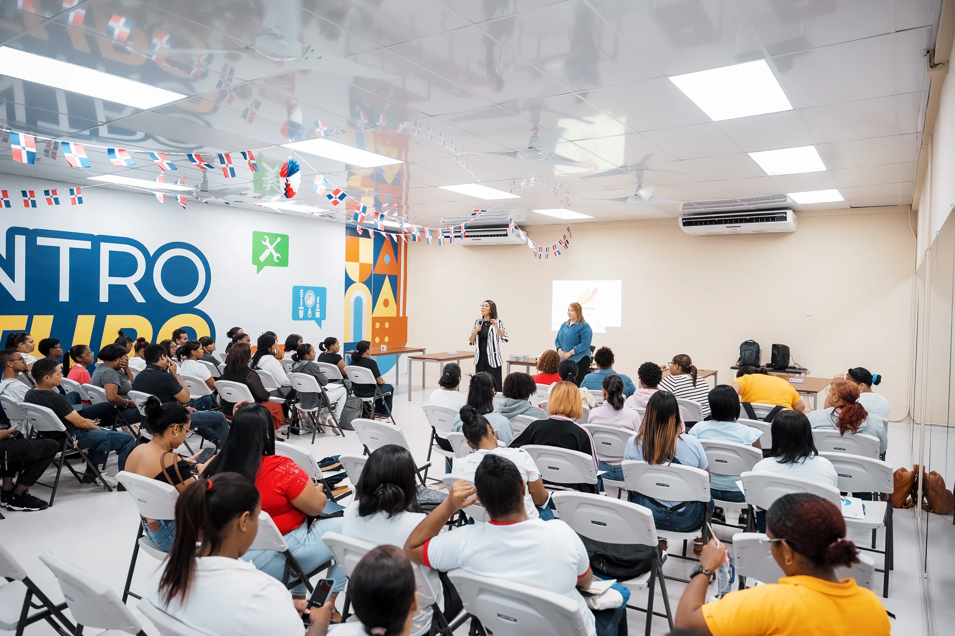 Cámara Santo Domingo y Alcaldía del Distrito inician clases del programa “Impulsa tu futuro”